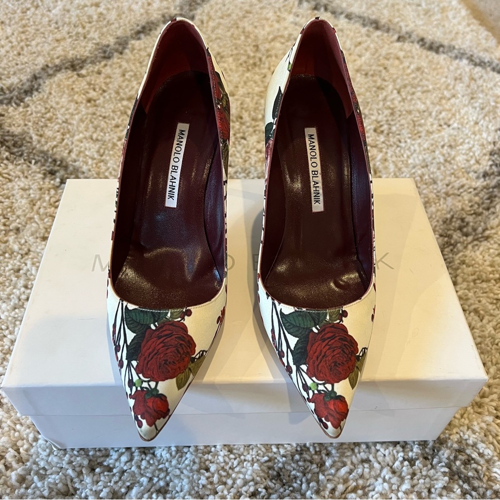 MANOLO BLAHNIK Winter Roses heels